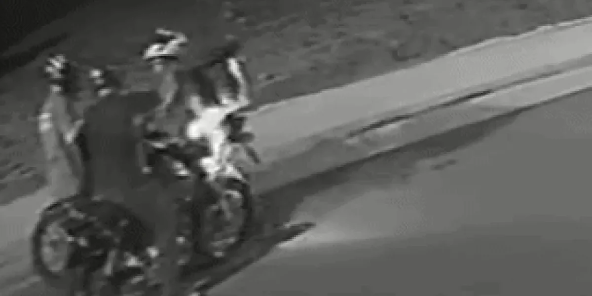 Dupla armada rouba moto e capacete de entregador em Campo Grande
