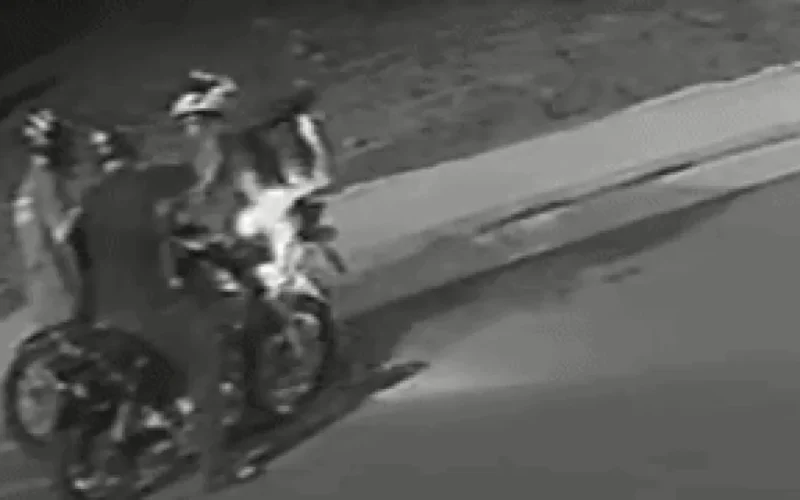 Dupla armada rouba moto e capacete de entregador em Campo Grande