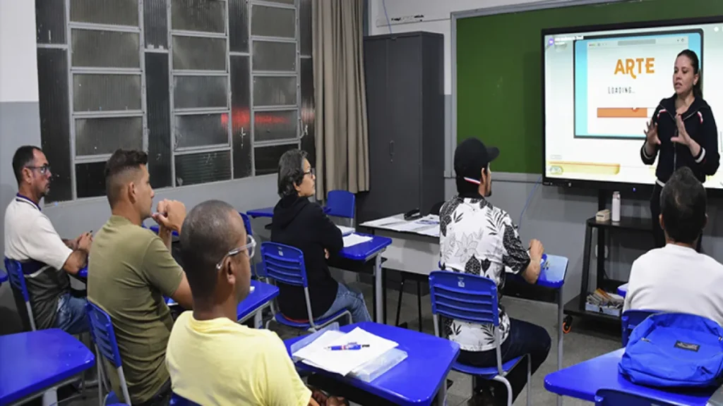 Trabalhadores de Inocência conciliam obra e estudos para o futuro