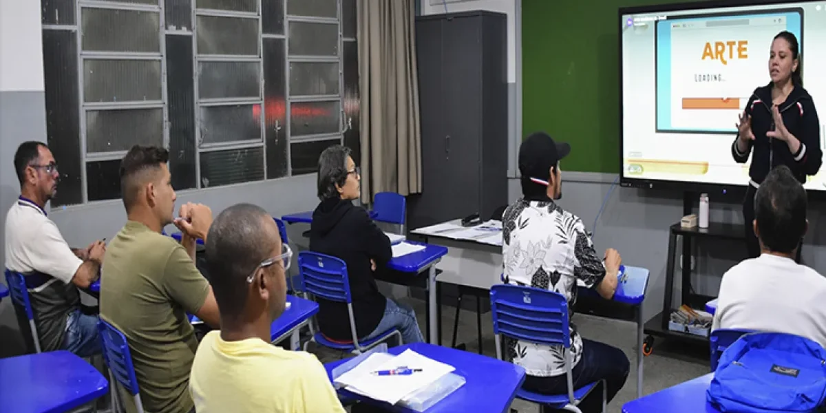 Trabalhadores de Inocência conciliam obra e estudos para o futuro