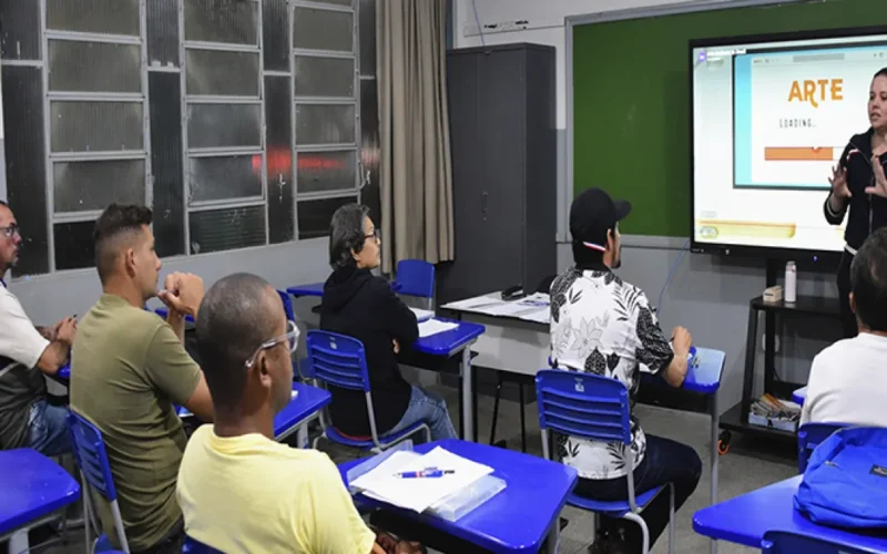 Trabalhadores de Inocência conciliam obra e estudos para o futuro