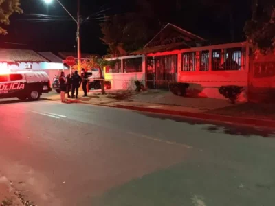 Dupla em moto mata um e baleia outro na cabeça em Coxim