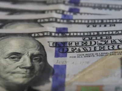Dólar sobe a R$ 5,21 e fecha semana com alta de 1,88%
