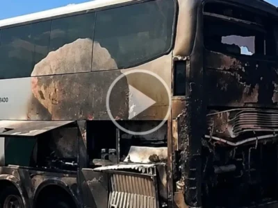 Ônibus pega fogo na BR-163 em Jaraguari e assusta passageiros